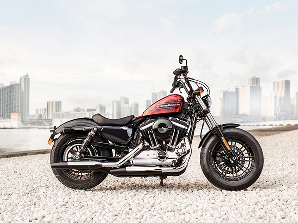 دراجات HARLEY-DAVIDSON الجديدة FORTY-EIGHT SPECIAL وIRON 1200 SPORTSTER تجمع ما بين التصميم الكلاسيكيّ والأداء العصريّ
